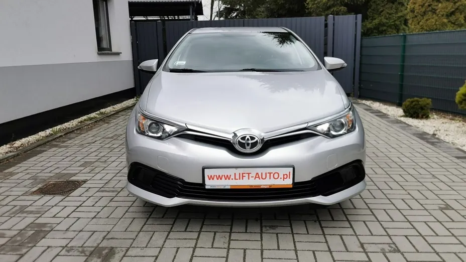 TOYOTA Auris -
