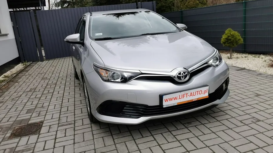 TOYOTA Auris -