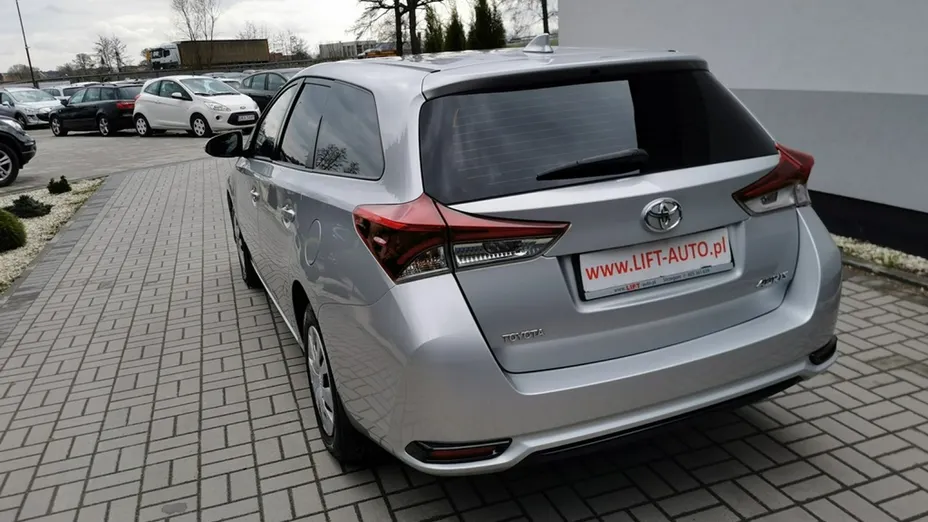 TOYOTA Auris -