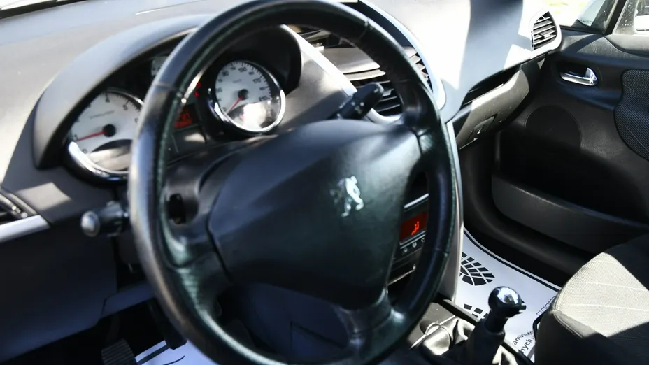 PEUGEOT 207 -
