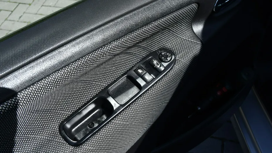 PEUGEOT 207 -