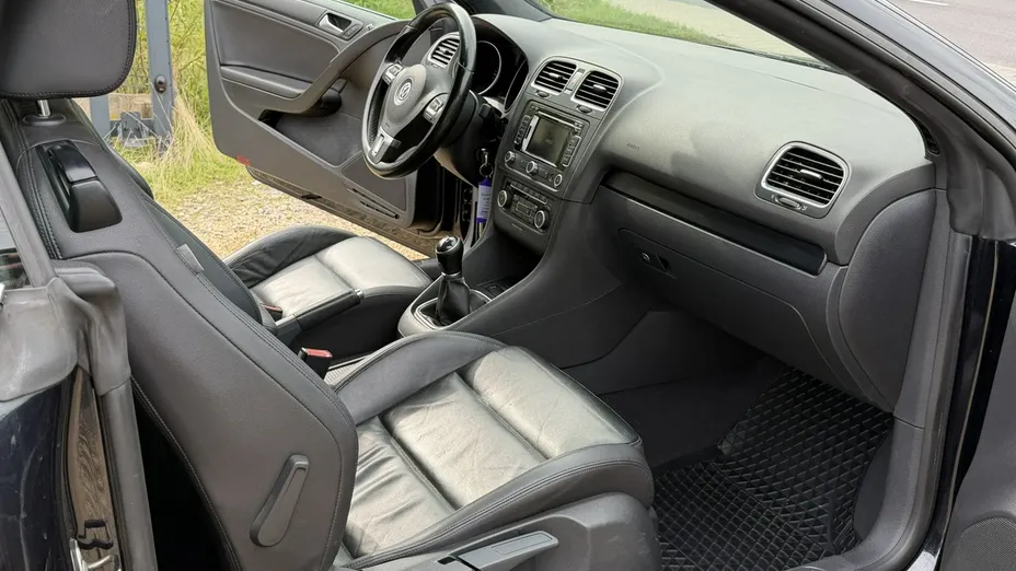 VOLKSWAGEN Golf -