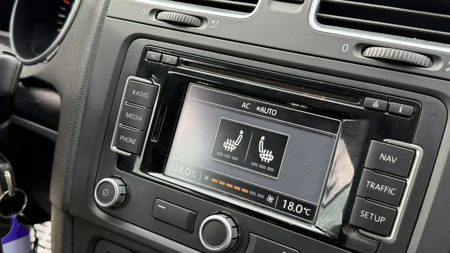 VOLKSWAGEN Golf -