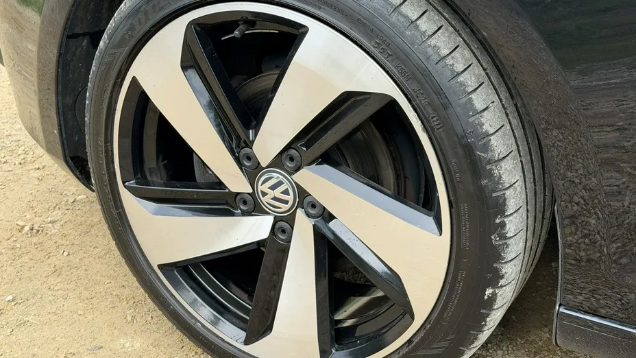 VOLKSWAGEN Golf -