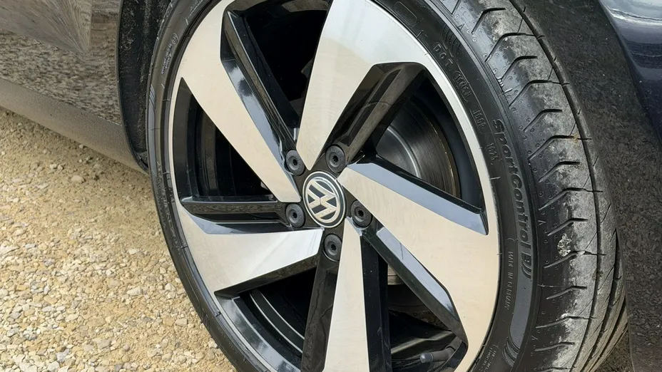 VOLKSWAGEN Golf -
