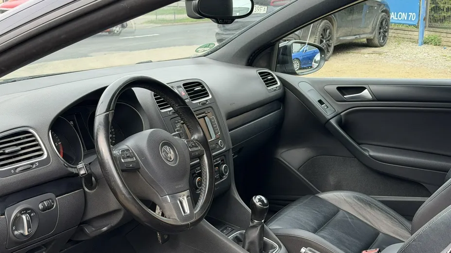 VOLKSWAGEN Golf -