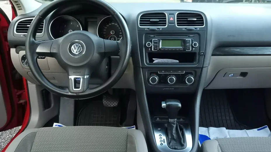 VOLKSWAGEN Golf -