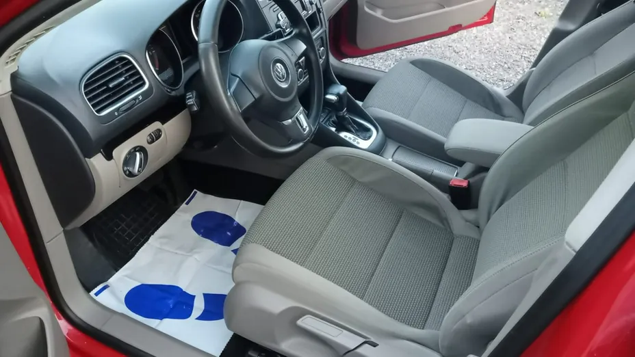 VOLKSWAGEN Golf -