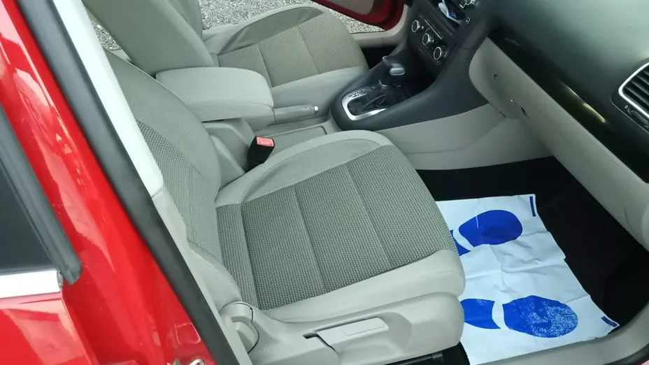 VOLKSWAGEN Golf -