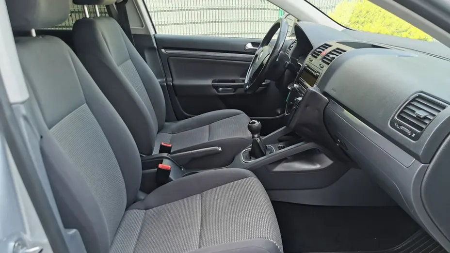 VOLKSWAGEN Golf -