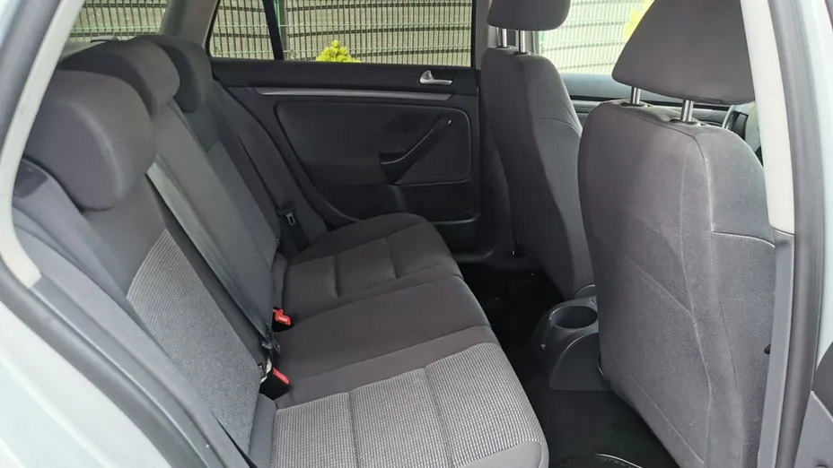VOLKSWAGEN Golf -