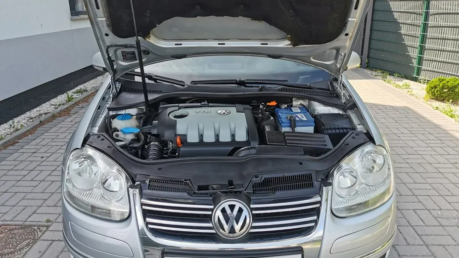 VOLKSWAGEN Golf -