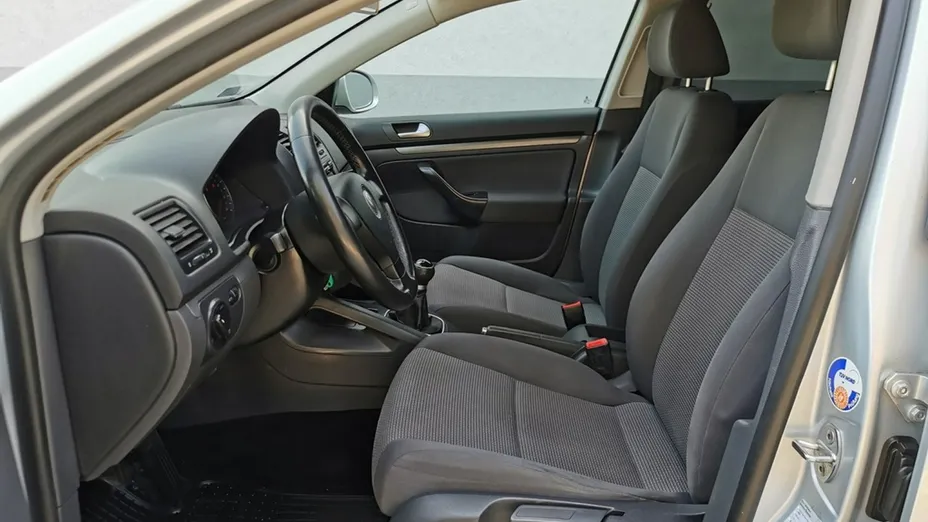 VOLKSWAGEN Golf -