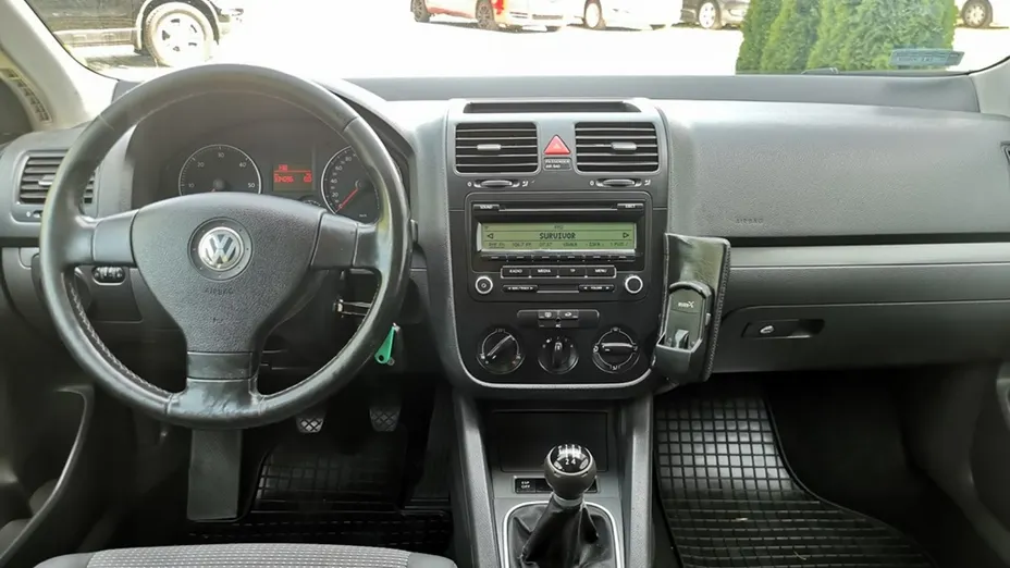 VOLKSWAGEN Golf -
