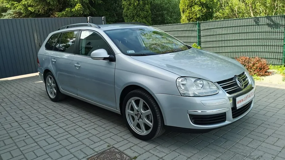 VOLKSWAGEN Golf -