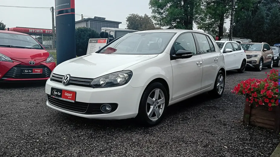 VOLKSWAGEN Golf -