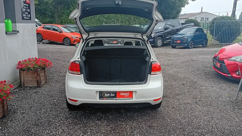 VOLKSWAGEN Golf -