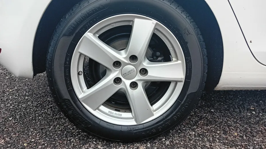 VOLKSWAGEN Golf -
