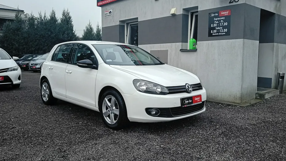 VOLKSWAGEN Golf -