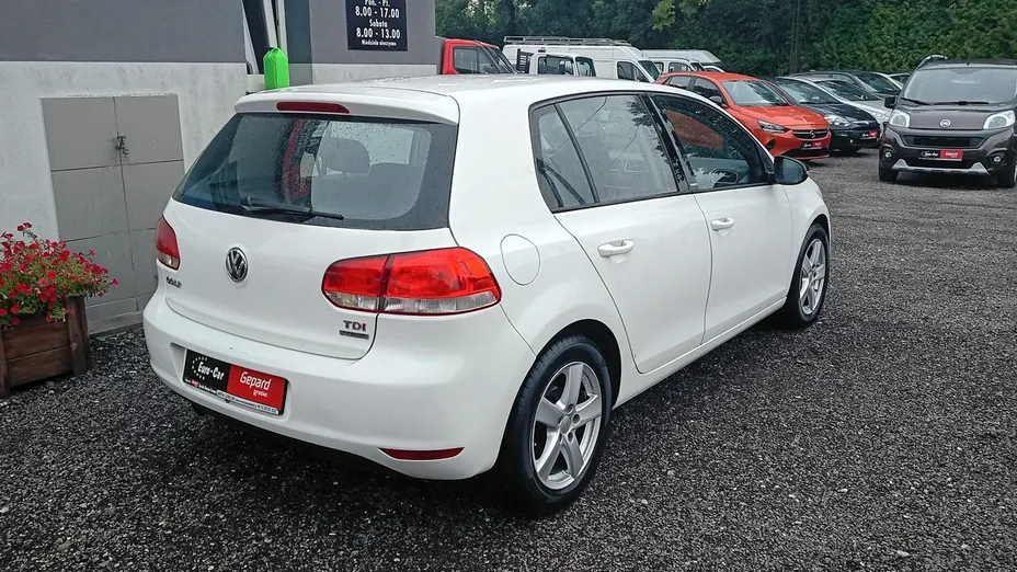 VOLKSWAGEN Golf -