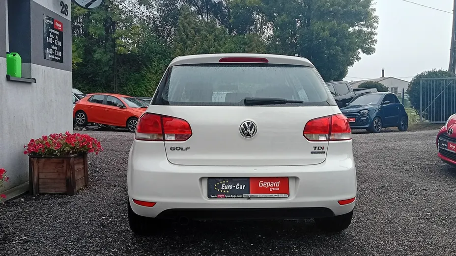 VOLKSWAGEN Golf -