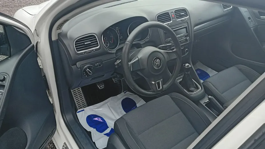 VOLKSWAGEN Golf -