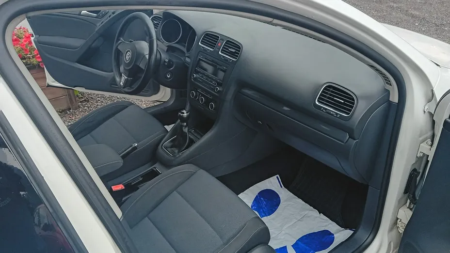 VOLKSWAGEN Golf -