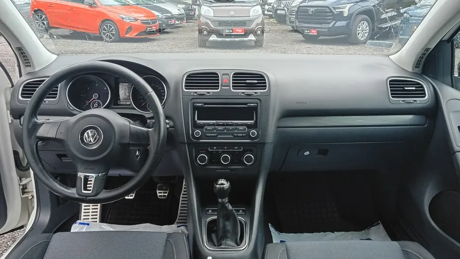 VOLKSWAGEN Golf -