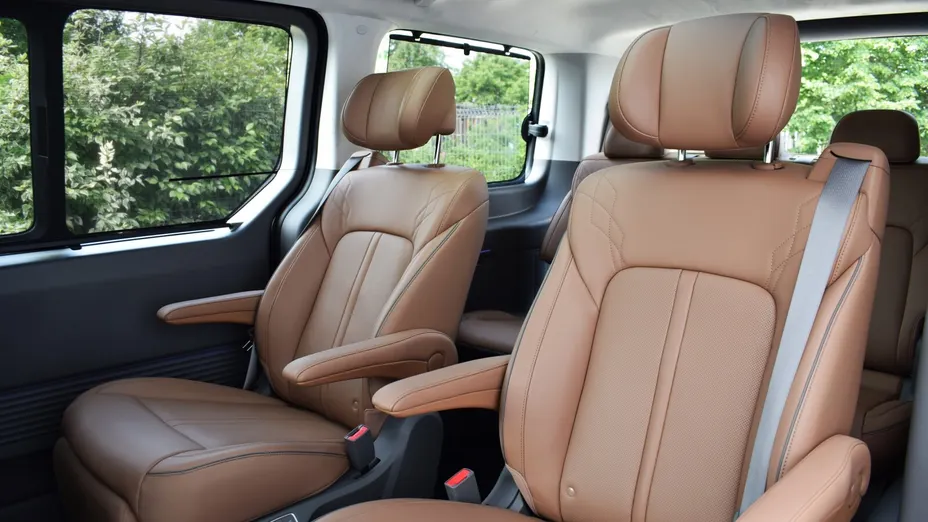 HYUNDAI Staria Staria 1.6 T-GDI HEV Luxury aut