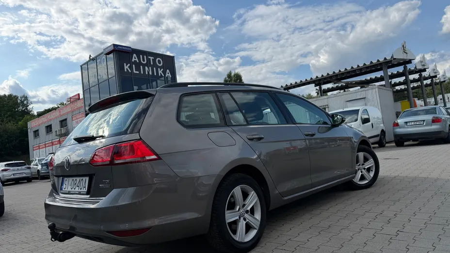 VOLKSWAGEN Golf -