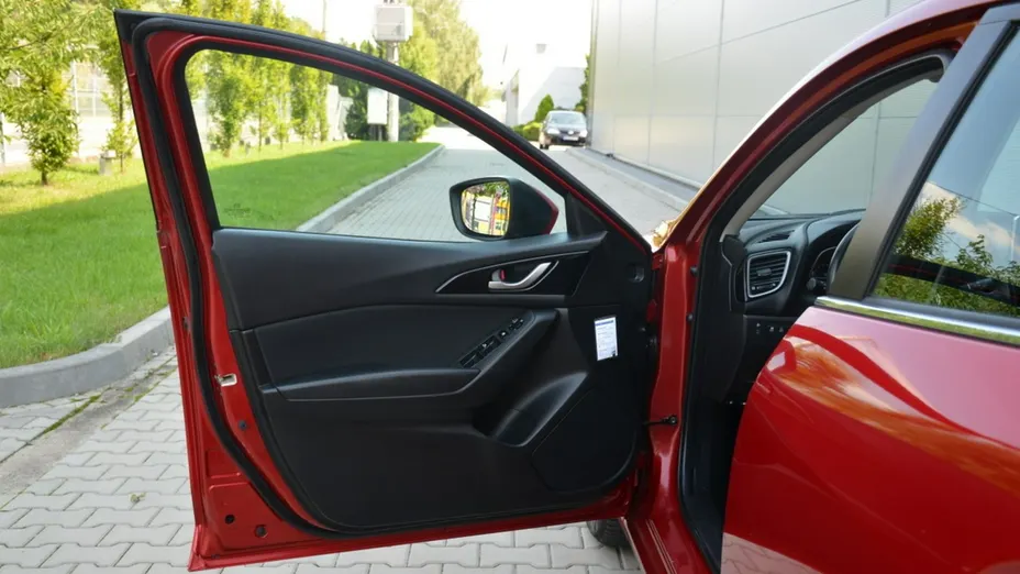 MAZDA 3 -