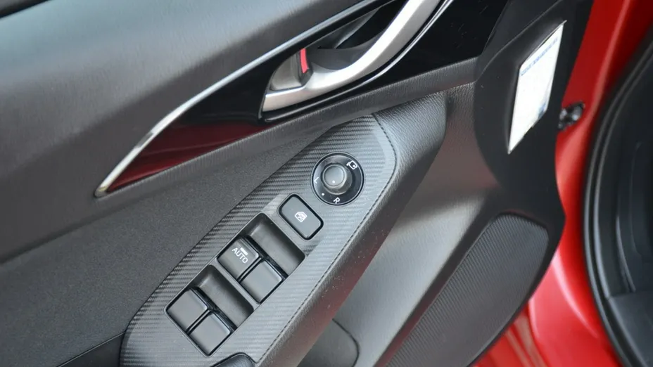 MAZDA 3 -