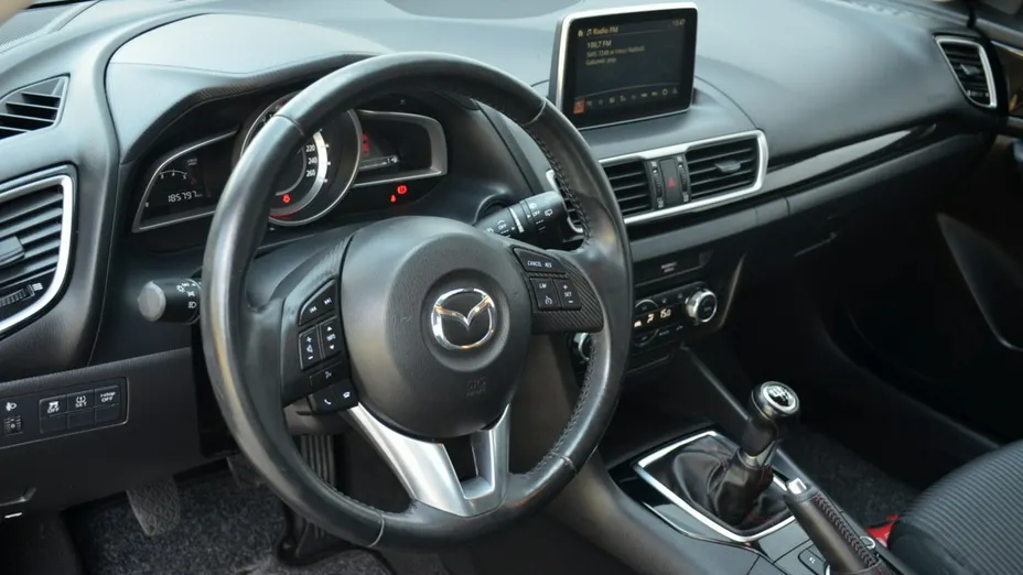 MAZDA 3 -