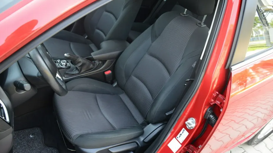 MAZDA 3 -