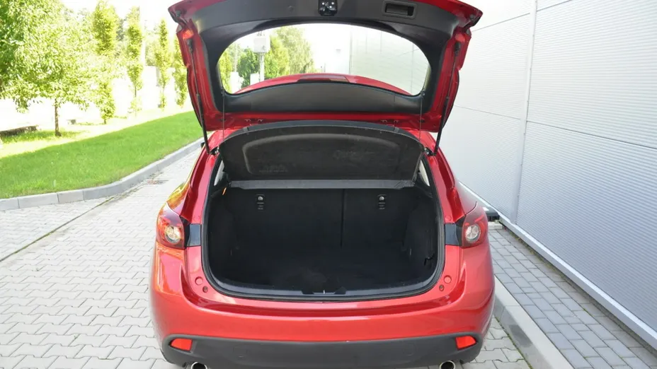 MAZDA 3 -