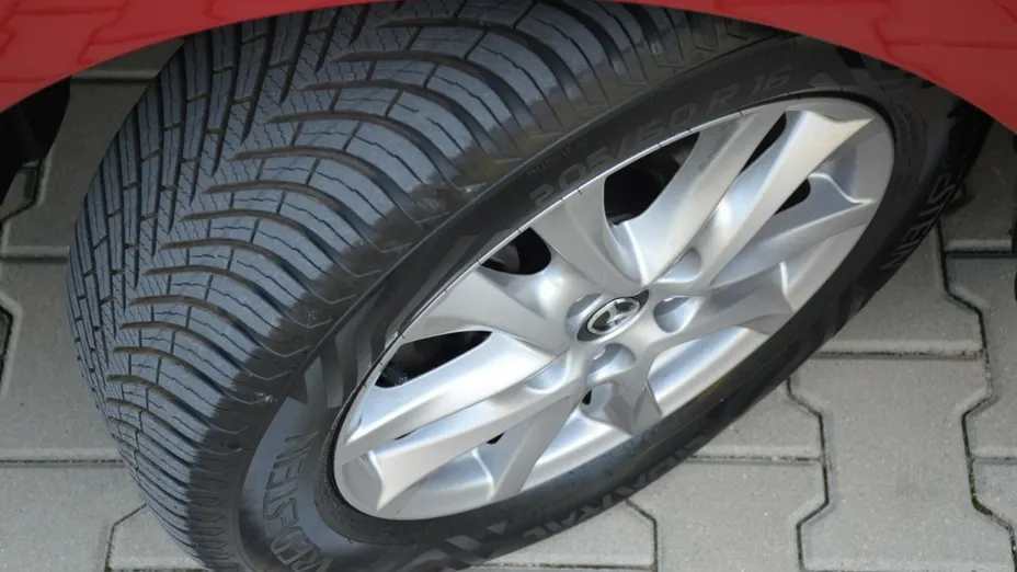 MAZDA 3 -
