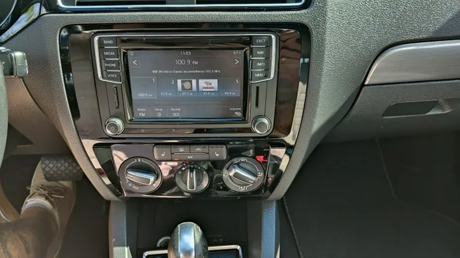 VOLKSWAGEN Jetta -