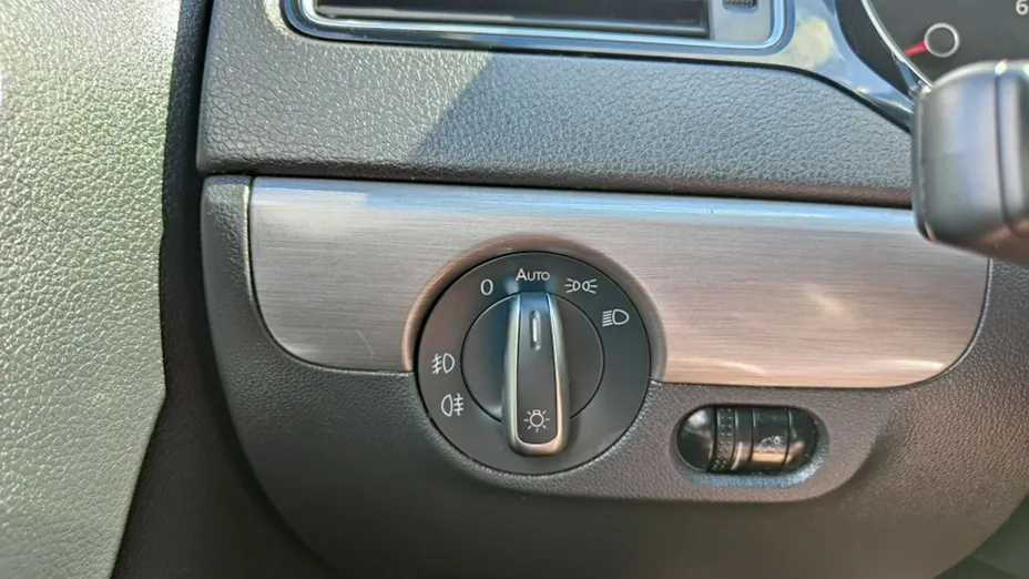 VOLKSWAGEN Jetta -