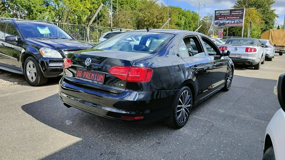 VOLKSWAGEN Jetta -