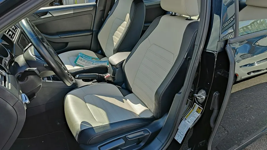 VOLKSWAGEN Jetta -