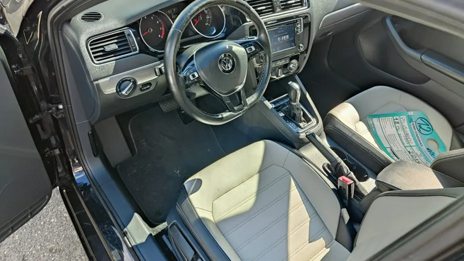 VOLKSWAGEN Jetta -