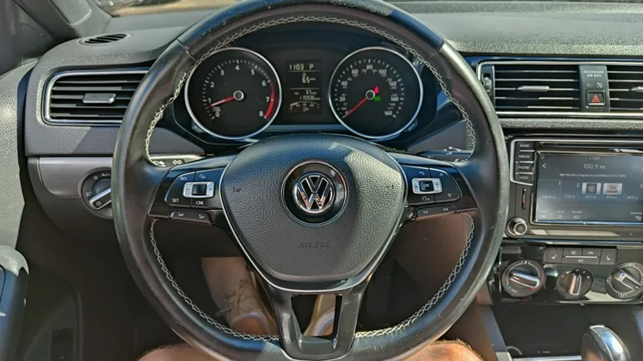 VOLKSWAGEN Jetta -