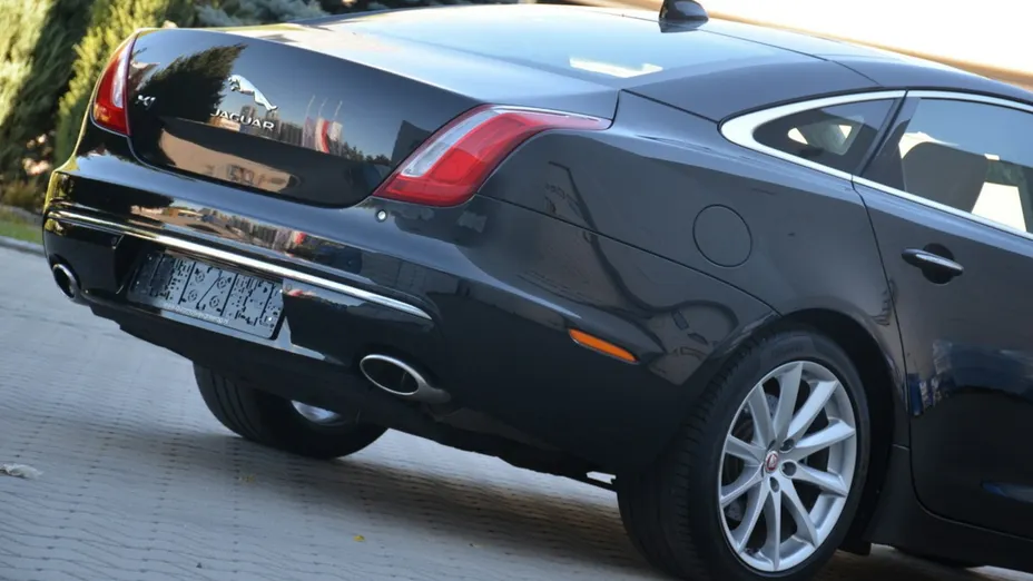 JAGUAR XJ -
