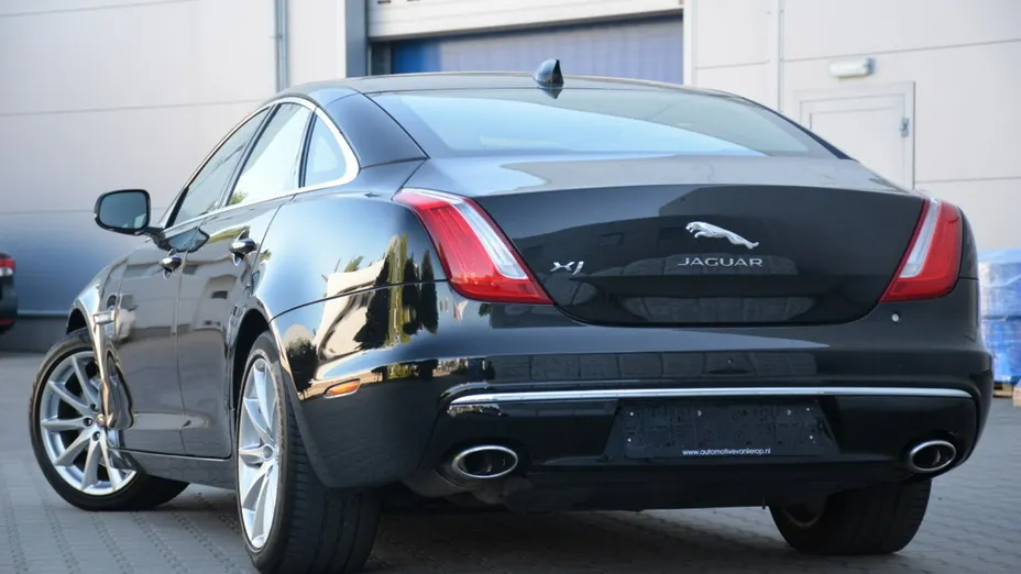 JAGUAR XJ -