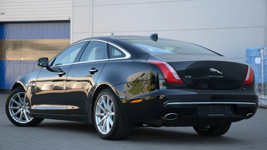 JAGUAR XJ -
