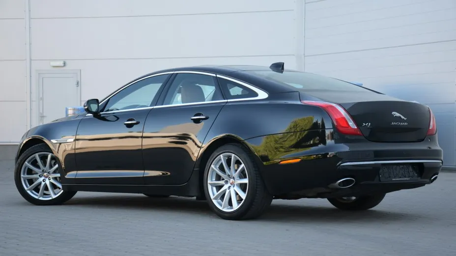 JAGUAR XJ -