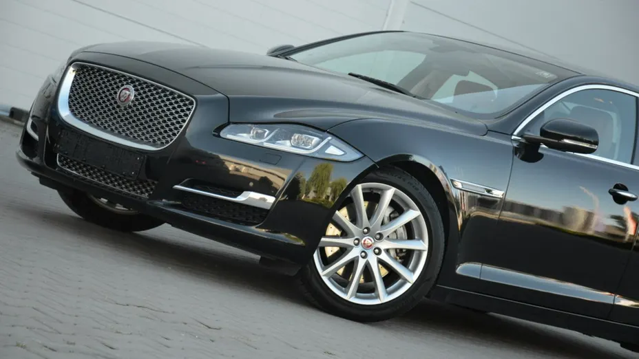 JAGUAR XJ -