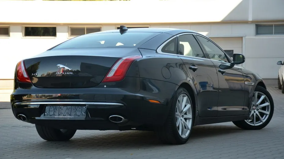 JAGUAR XJ -