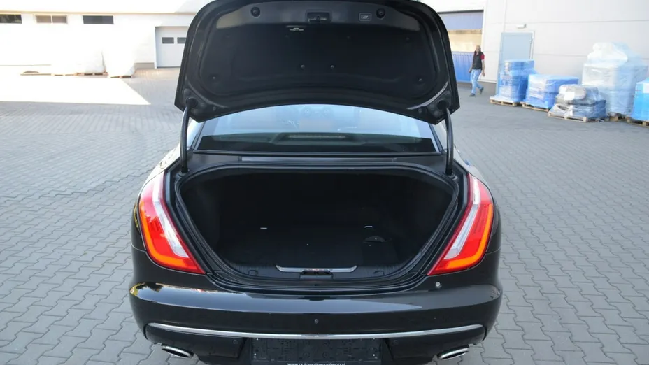 JAGUAR XJ -