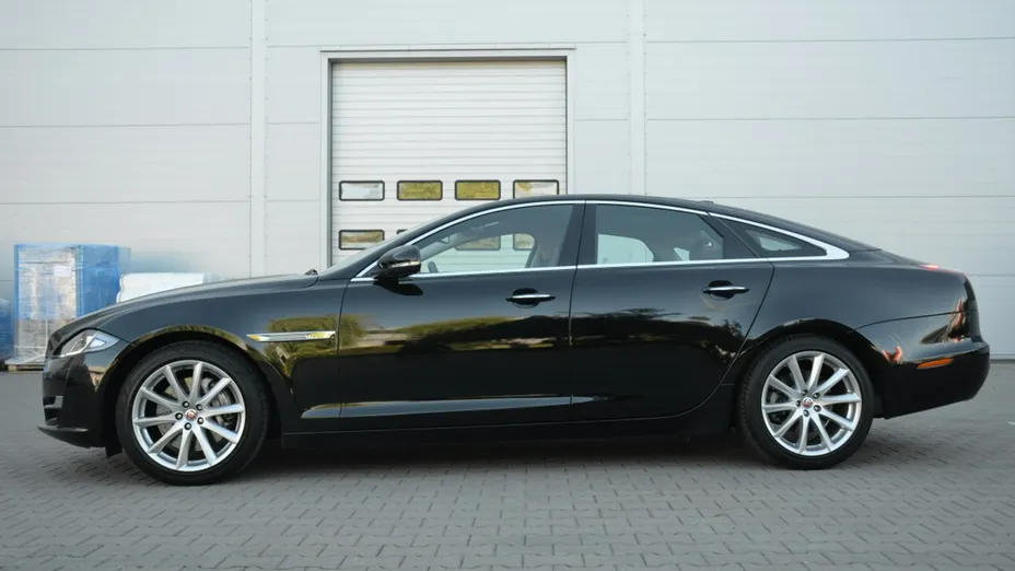 JAGUAR XJ -